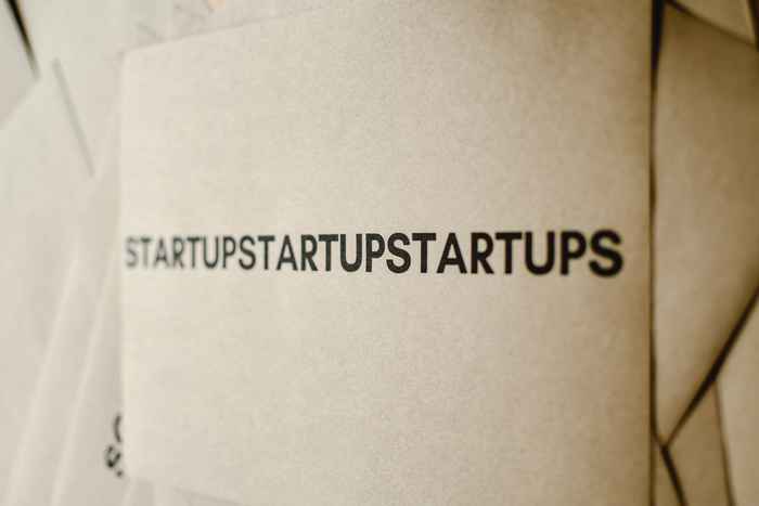 Foto met een papier waarop 'start-up' gedrukt is.